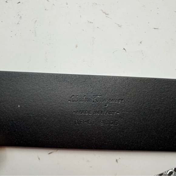 Salvatore Ferragamo Unisex Black Leather Belt with Gold Buckle Size 36 - Picture 5 of 10